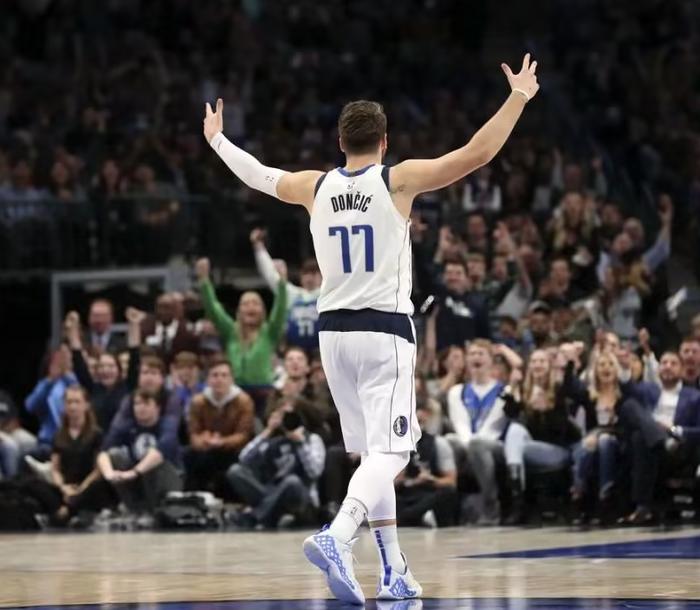 东契奇迎来七赛季出色发挥，快船观众热烈欢呼！赢得满堂喝彩